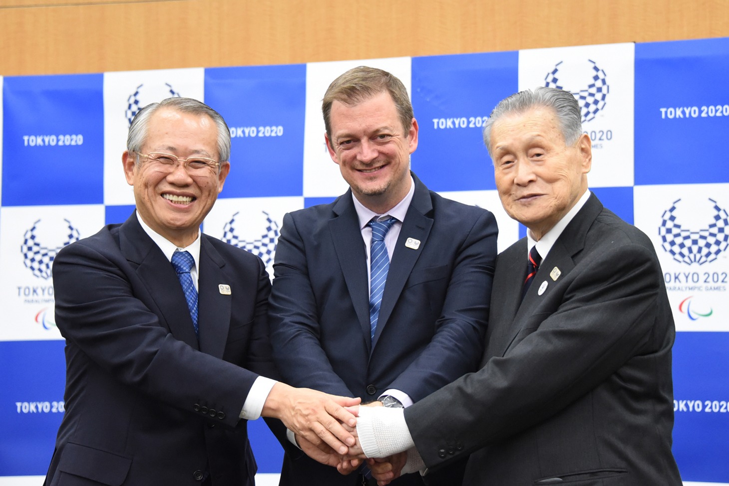 東京2020パラリンピック競技大会公式記録映像の制作発表記者会見の様子。左から上田良一、アンドリュー・パーソンズ、森喜朗。