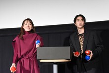 塩飴が入ったボールを投げる飯豊まりえ（左）、稲葉友（右）。