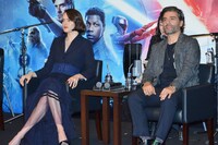 左からデイジー・リドリー、オスカー・アイザック。