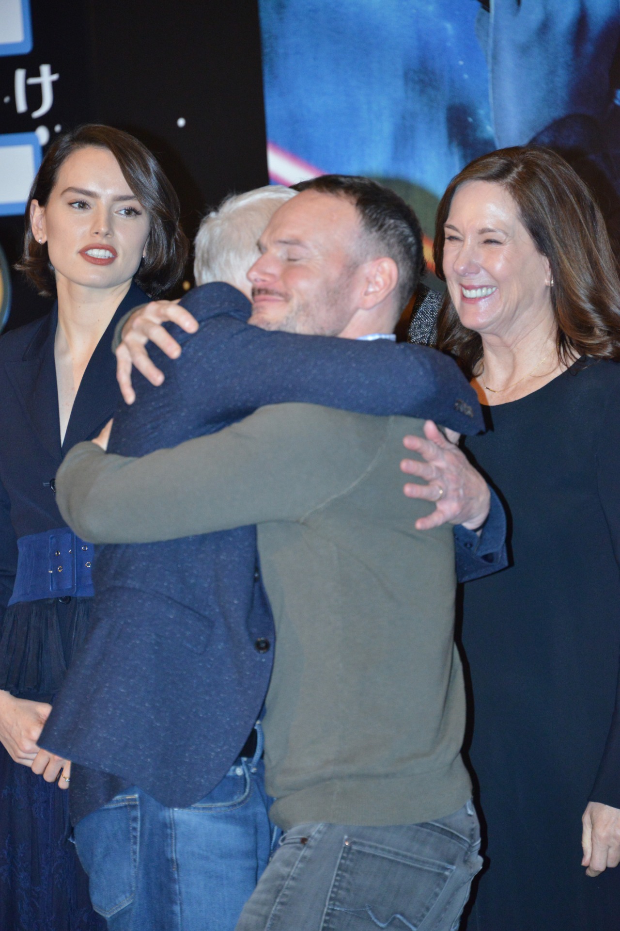 ハグを交わすアンソニー・ダニエルズ（手前左）とクリス・テリオ（手前右）。