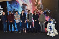 R2-D2の登場を見守る登壇者たち。