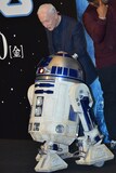 R2-D2をなでるアンソニー・ダニエルズ。
