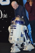 R2-D2をなでるアンソニー・ダニエルズ。