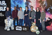「スター・ウォーズ/スカイウォーカーの夜明け」来日記者会見の様子。左からアンソニー・ダニエルズ、ジョン・ボイエガ、J.J.エイブラムス、デイジー・リドリー、オスカー・アイザック、キャスリーン・ケネディ、クリス・テリオ。