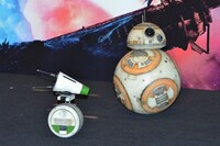退場するD-O（左）とBB-8（右）。
