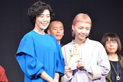 左から寺島しのぶ、「ヨンチンの成長日記（仮題）」で審査員特別賞を受賞したJo Motoyo。