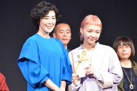 左から寺島しのぶ、「ヨンチンの成長日記（仮題）」で審査員特別賞を受賞したJo Motoyo。