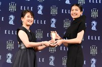 左からELLE編集長の坂井佳奈子、佐久間由衣。