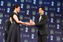 手前左からELLE編集長の坂井佳奈子、中村倫也。