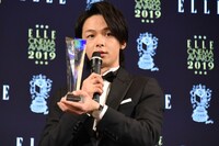 腕時計を見せる中村倫也。