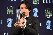 腕時計を見せる中村倫也。