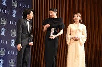 左から中村倫也、佐久間由衣、蜷川実花。