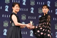 左からELLE編集長の坂井佳奈子、門脇麦。