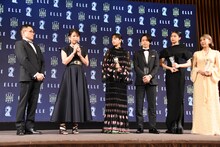 左からよしひろまさみち、ELLE編集長の坂井佳奈子、門脇麦、中村倫也、佐久間由衣、蜷川実花。