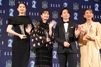 本日登壇者が身に着けているジュリーの合計額を知り、「6億円です」と言って手を振る中村倫也。