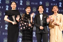 本日登壇者が身に着けているジュリーの合計額を知り、「6億円です」と言って手を振る中村倫也。