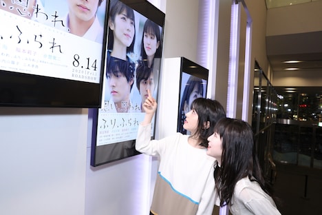 新宿ピカデリーを訪れた浜辺美波（左）と福本莉子（右）。