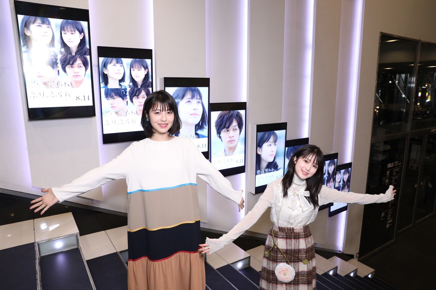 新宿ピカデリーを訪れた浜辺美波（左）と福本莉子（右）。