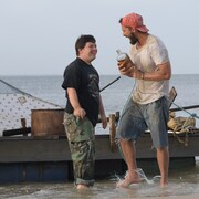 シャイア・ラブーフが少年と海辺で遊ぶ、ダコタ・ジョンソンとW主演作の写真到着