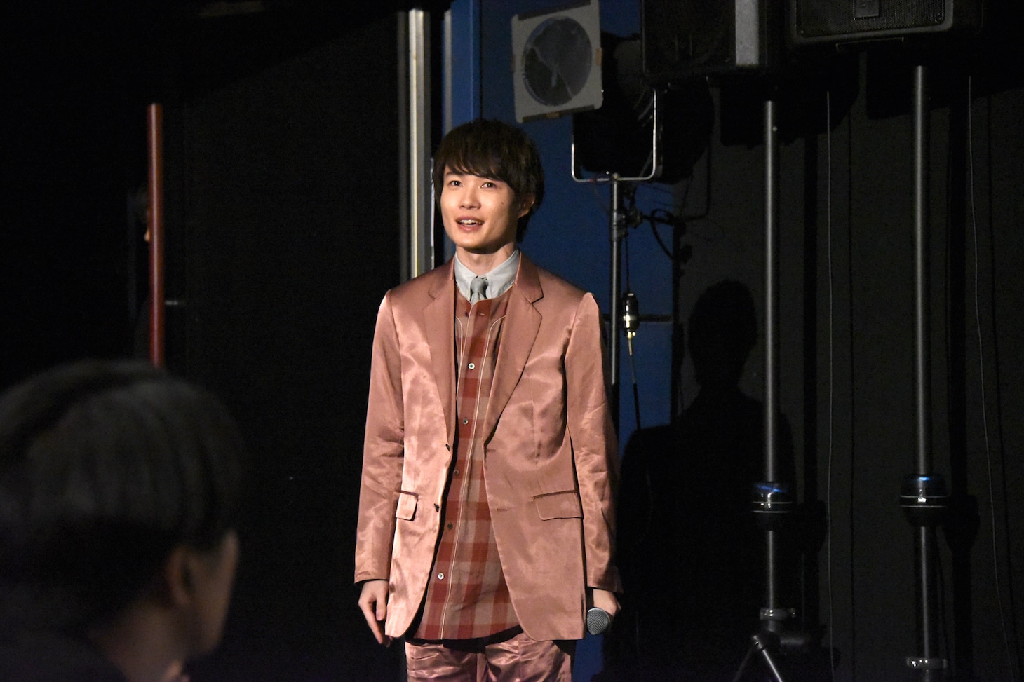 登場の際、MCの池田鉄洋に「素敵な衣装！ 金属なのかな、このスーツ！」とはやし立てられた神木隆之介。