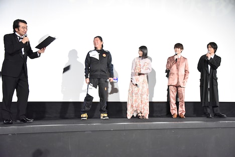 「屍人荘の殺人」初日舞台挨拶の様子。