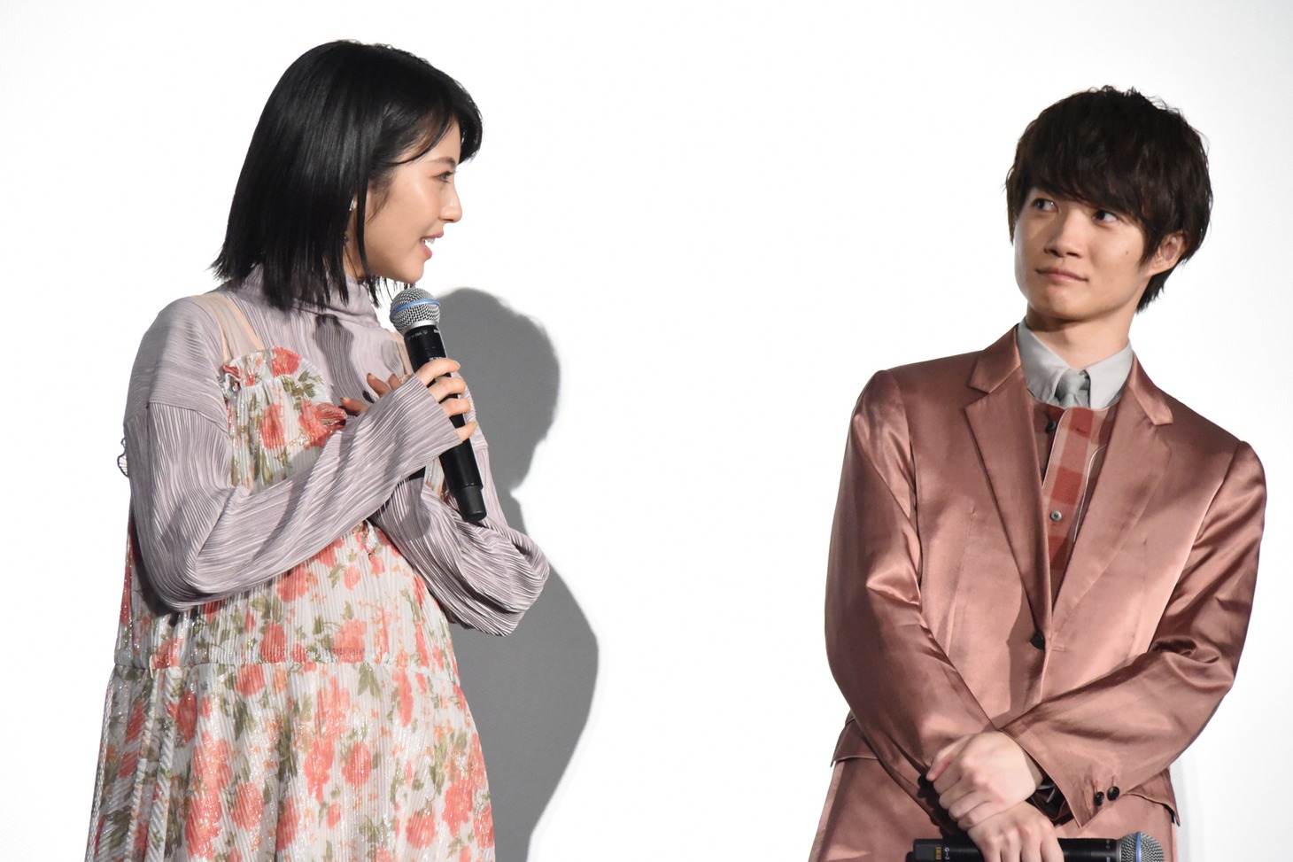 左から浜辺美波、神木隆之介。