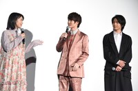 現場で池田鉄洋を「鉄洋」と呼んでいたことを、浜辺美波（左）に暴露される神木隆之介（中央）。