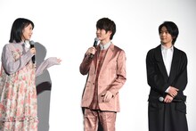 現場で池田鉄洋を「鉄洋」と呼んでいたことを、浜辺美波（左）に暴露される神木隆之介（中央）。