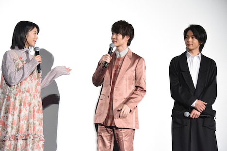 現場で池田鉄洋を「鉄洋」と呼んでいたことを、浜辺美波(左)に暴露される神木隆之介(中央)。