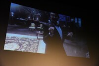 神木隆之介が監督した池田鉄洋のダンス動画上映の様子。