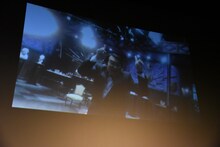 神木隆之介が監督した池田鉄洋のダンス動画上映の様子。