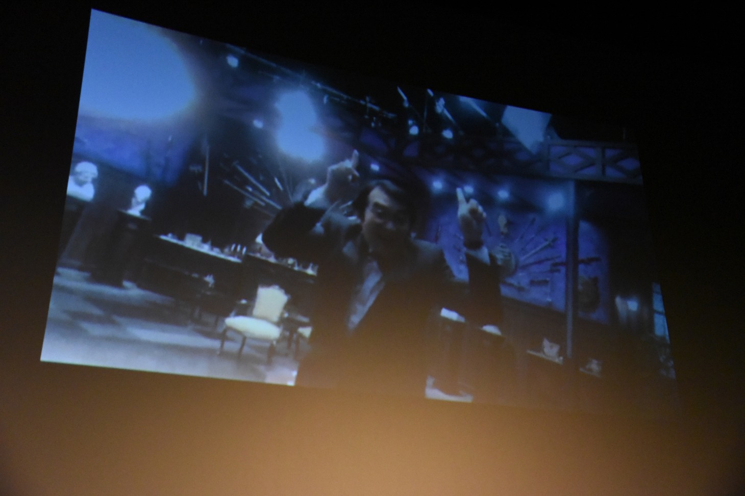 神木隆之介が監督した池田鉄洋のダンス動画上映の様子。