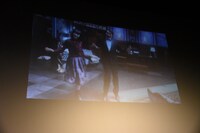 神木隆之介が監督した、池田鉄洋と浜辺美波のダンス動画上映の様子。