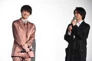左から神木隆之介、中村倫也。