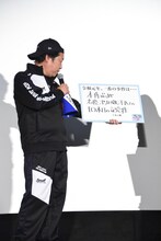 令和元年に起こった一大事件を発表する木村ひさし。