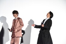 左から神木隆之介、中村倫也。