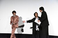 降壇順を譲り合うキャストたち。