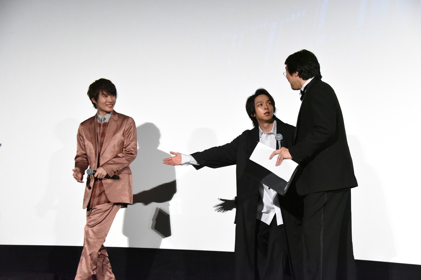 降壇順を譲り合うキャストたち。