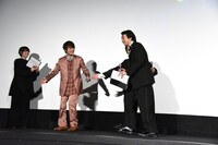 降壇順を譲り合うキャストたち。