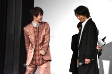 左から神木隆之介、中村倫也。