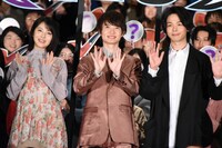 左から浜辺美波、神木隆之介、中村倫也。