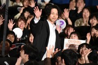 ファンの歓声に応える中村倫也。