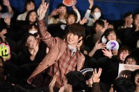 ファンの歓声に応える神木隆之介。