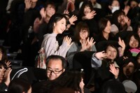 ファンの歓声に応える浜辺美波。