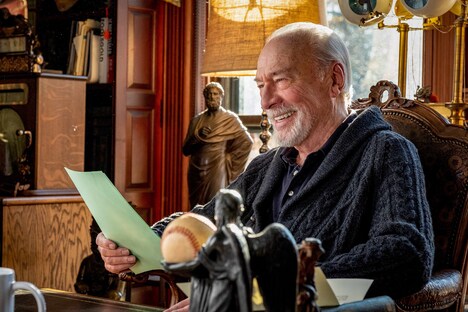 「ナイブズ・アウト／名探偵と刃の館の秘密」より、クリストファー・プラマー演じるハーラン・スロンビー。 Photo Credit: Claire Folger