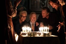 「ナイブズ・アウト／名探偵と刃の館の秘密」より、クリストファー・プラマー演じるハーラン・スロンビー。 Photo Credit: Claire Folger