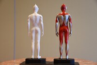 「シン・ウルトラマン」よりウルトラマンのスタチュー（背面）。