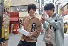 「10万円でできるかな」より、左から中村倫也、神木隆之介。