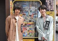 左から中村倫也、神木隆之介。