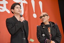 左から高良健吾、竹中直人。